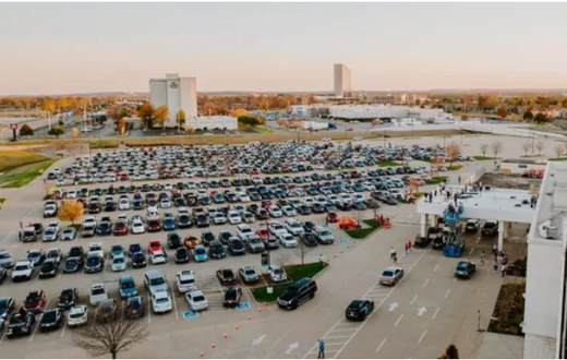 Pastor holds service for rich church members who’re all seated in their luxury cars (video)