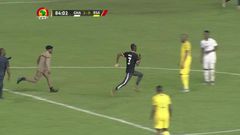 Pitch invader, Awal Suleman being chased