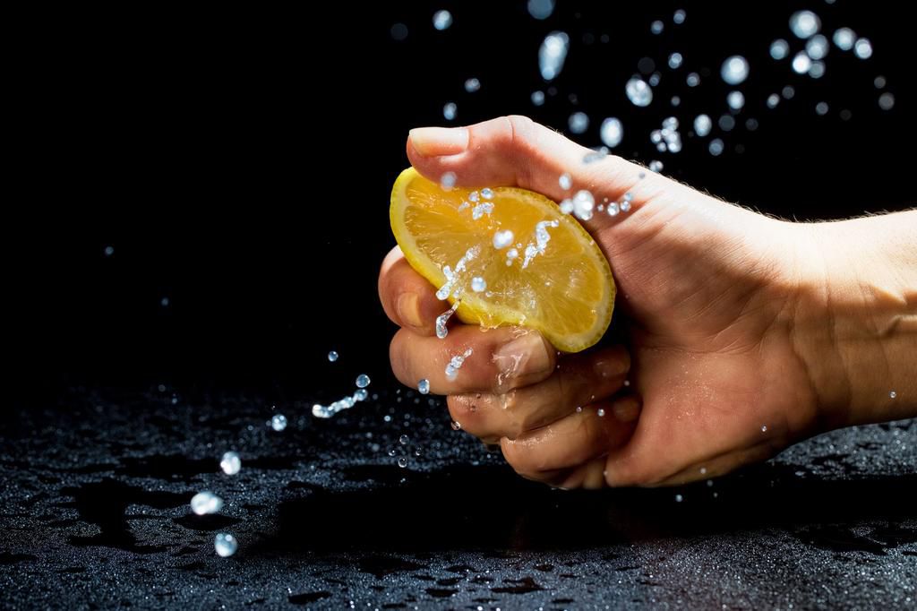 Squeezing lemon