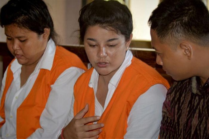 Thais Sanicha Maneetes and Kasarin Khamkhao with an interpreter during their sentencing in Bali