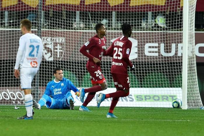 Opa Nguette (L) scored his fourth Ligue 1 goal of the season for Metz