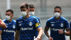 Gremio players wore masks in the build-up to the match against Sao Luiz