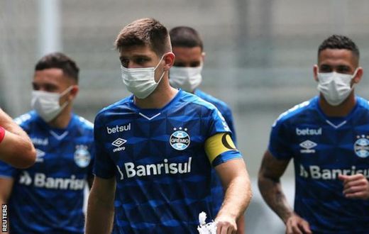 Gremio players wore masks in the build-up to the match against Sao Luiz