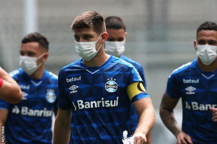 Gremio players wore masks in the build-up to the match against Sao Luiz