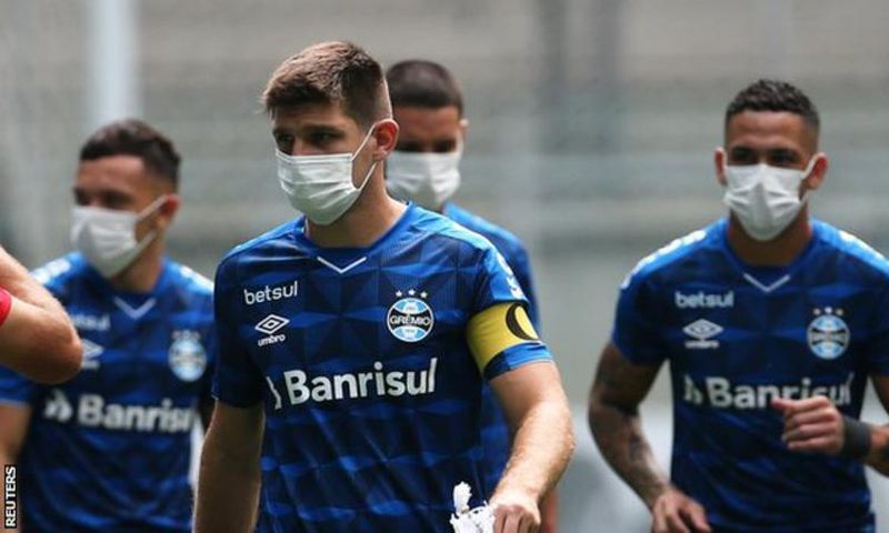 Gremio players wore masks in the build-up to the match against Sao Luiz