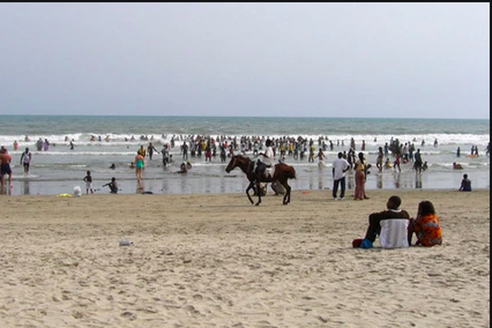 Video: Residents of Chorkor ignore Akufo-Addo’s lockdown directive to go and chill on Easter Sunday at the beach