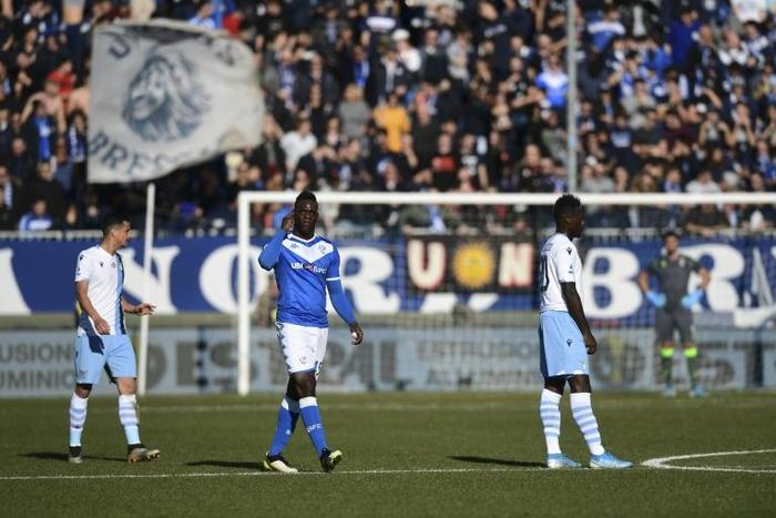 Mario Balotelli (C), who was again targeted by insults from opposition fans, scored his first goal at home for Brescia