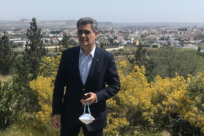 Mayor of Aradippou Evangelos Evangelides met members of the local municipal committee on Saturday morning in a forest outside of town as a way of meeting while maintaining safe social distancing