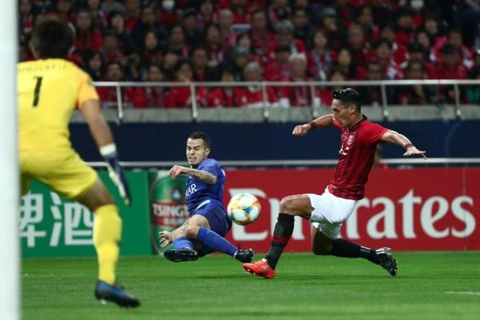 Al-Hilal's Abdullah Otayf (blue) challenges Urawa's Tomoaki Makino during the second leg of their AFC Champions League final  match at Saitama Stadium