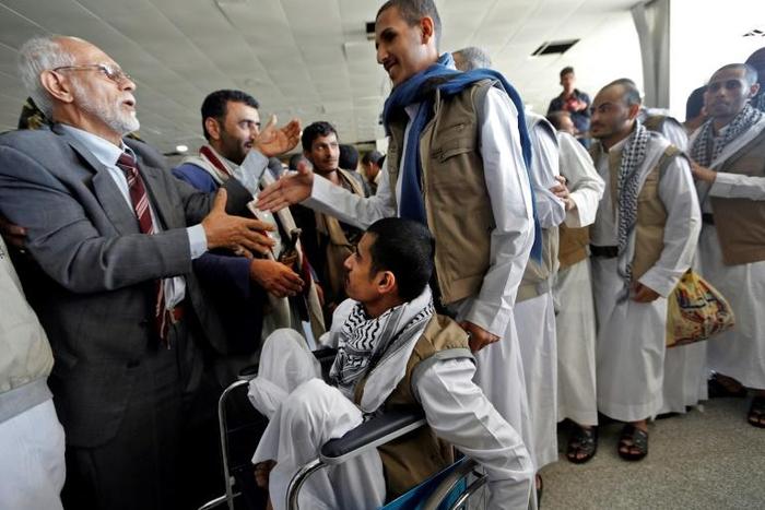 Yemeni Huthi prisoners were greeted upon their arrival at the airport of the capital Sanaa on Thursday, following their release by Saudi Arabia
