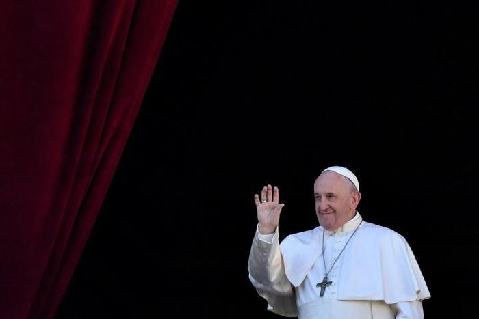 Pope Francis urged the international community fo "find solutions" for the conflicts in the Middle East