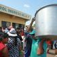 Bolivianos hacen fila en el aeropuerto Viru Viru, en Santa Cruz, para enviar comida a La Paz, el 22 de noviembre de 2019