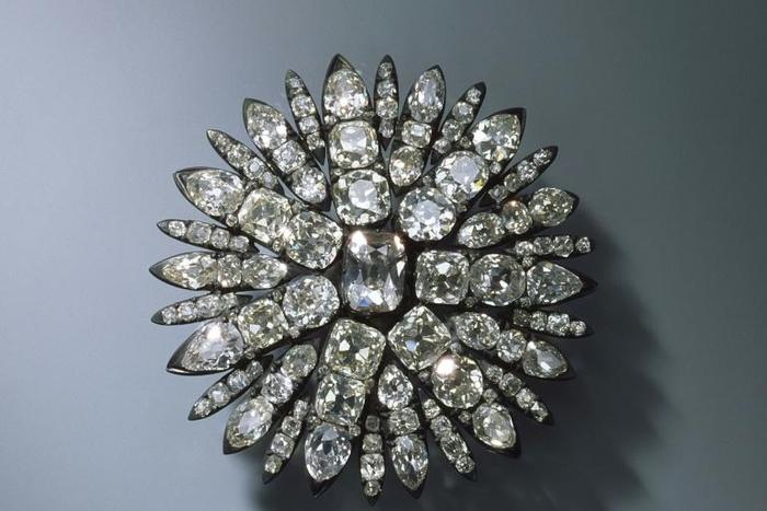 The thieves snatched priceless 18th-century jewellery