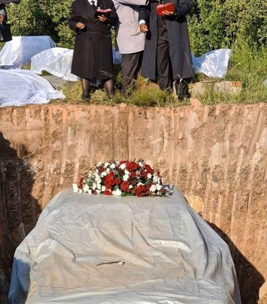 Villagers watch speechlessly as local chief is buried in Mercedes Benz (video/photos)