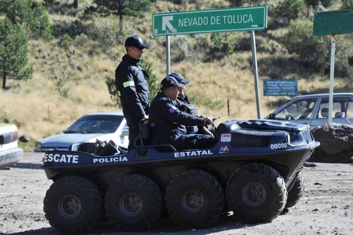 Police agents of Mexico State patrol the roads that lead to the crater of the Xinantecatl volcano (Nevado de Toluca), southwest of Toluca, on November 25, 2019 in search of a kidnapped French citizen and Mexican national