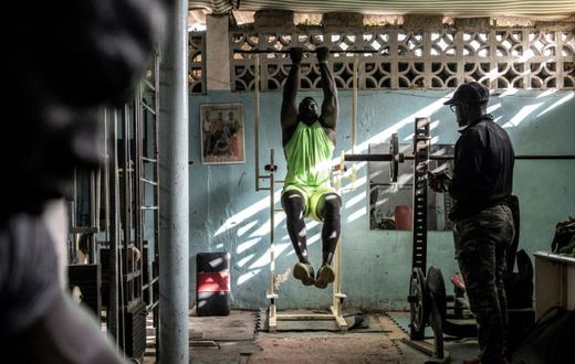 Moussa Diop trains under the eye of Maguette Seydi