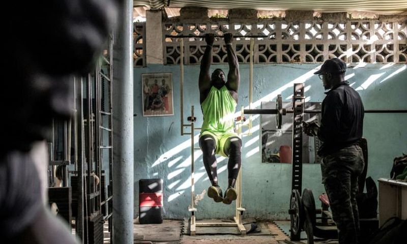 Moussa Diop trains under the eye of Maguette Seydi