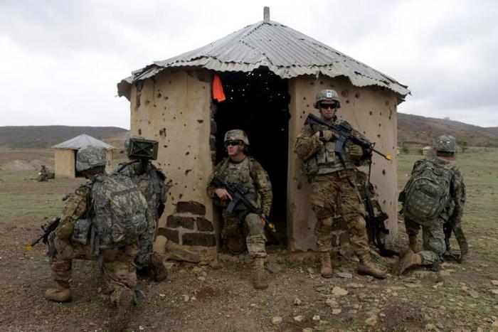 US infantry soldiers during a combined training exercise with Senegalese paratroopers in Thies, Senegal, in July 2016