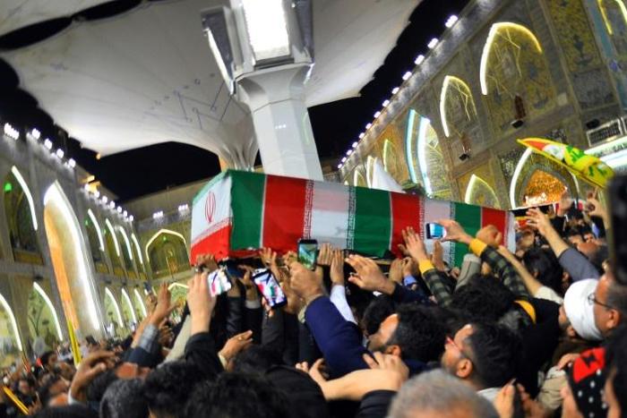Mourners carry the coffin of Iranian military commander Qasem Soleimani in the Iraqi shrine city of Najaf, ahead of his remains arriving in Iran