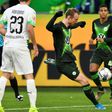 Maxi Arnold's 91st minute volley stopped Borussia Moenchengladbach from returning to the top of the table