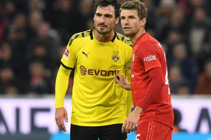 L'attaquant du Bayern Munich, Thomas Müller (d), et le défenseur de Dortmund, Mats Hummels, lors d'un match de Bundesliga, à Munich, le 9 novembre 2019