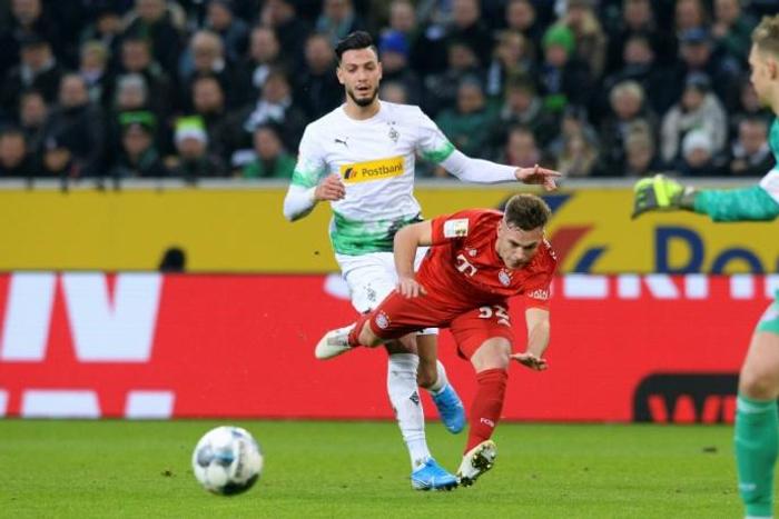 Borussia Moenchengladbach's Algeria defender Ramy Bensebaini (L) equalised with a header, then scored a late penalty to seal their 2-1 win at home to defending champions Bayern Munich on Saturday.