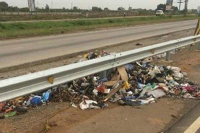 Rubbish on Tema motorway