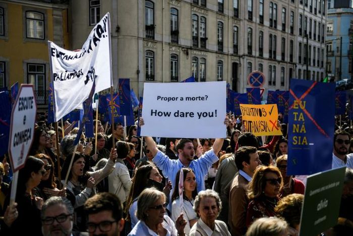 Hundreds of euthanasia opponents protested outside parliament