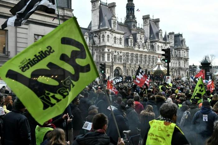 The strike against government pensions reform is on course to surpass the longest transport stoppage in France which lasted for 28 days in 1986 and early 1987