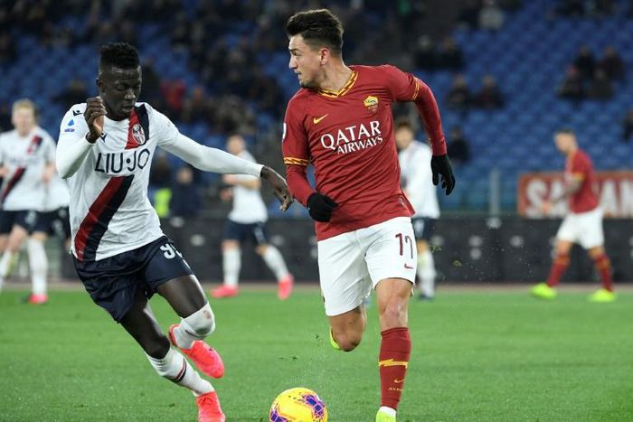 Musa Barrow (L) of Bologna pursues Cengiz Under of Roma