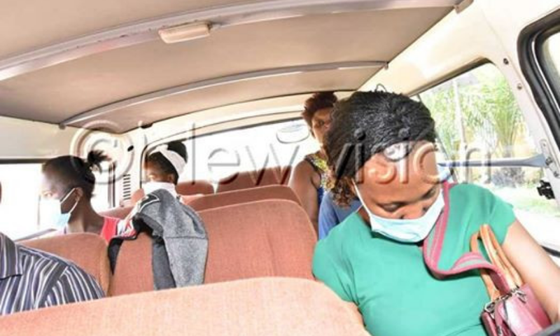 Commercial buses carry only 2 passengers per row (photos)