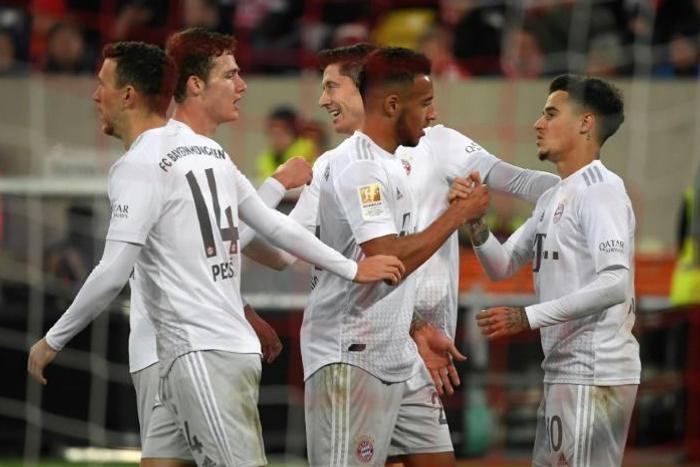 Bayern Munich's Brazilian midfielder Philippe Coutinho (R) celebrates scoring in Saturday's 4-0 win at Fortuna Duesseldorf.