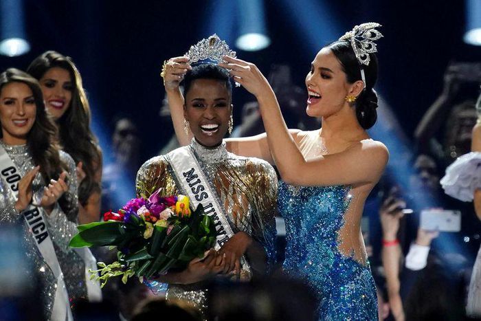 South African model Zozibini Tunzi being crowned the 2019 Miss Universe.