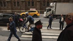 Where Bicyclists, Doormen and Tourists Battle for Turf