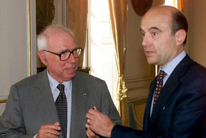 Felix Rohatyn (L), then the US ambassador to France, is seen meeting then-mayor of Bordeaux, Alain Juppe, on March 13, 2000