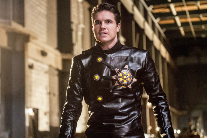 Robbie Amell Is Still Training at Home