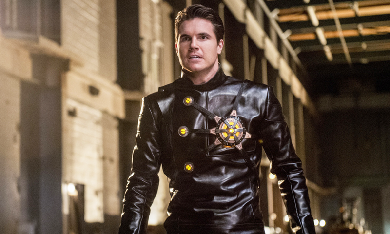 Robbie Amell Is Still Training at Home