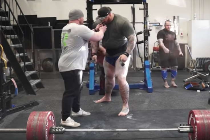 Why Weightlifters Use Smelling Salts