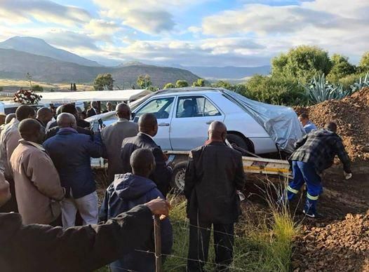 Villagers watch speechlessly as local chief is buried in Mercedes Benz (video/photos)