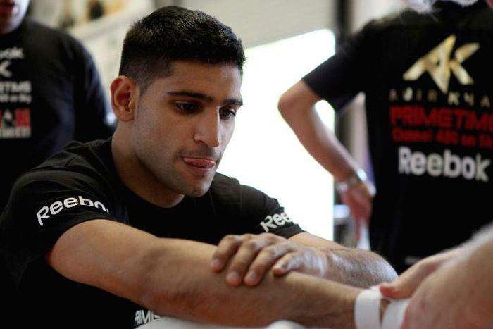 British boxer Amir Khan has offered his wedding venue to the health service