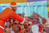 Ghanaian model, Leopold Kwao feeds kids at James Town Community