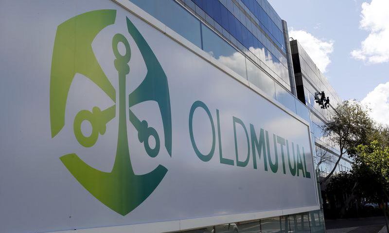 Workers clean windows outside the Cape Town headquarters of Anglo-South African financial services company Old Mutual, March 7, 2016. REUTERS/Mike Hutchings