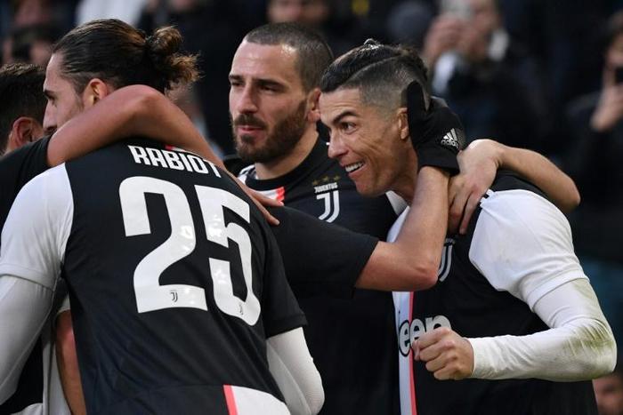 Cristiano Ronaldo (R) has scored in five consecutive Serie A games.