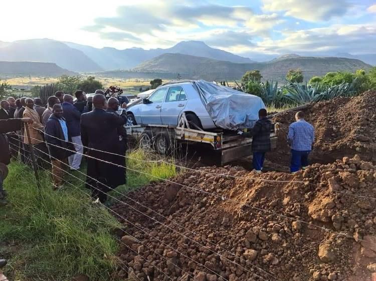 Villagers watch speechlessly as local chief is buried in Mercedes Benz (video/photos)