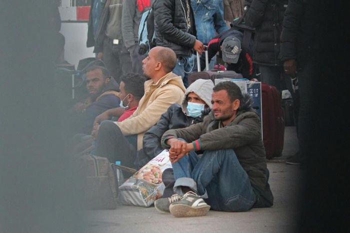 Tunisian workers stranded in war-hit Libya have returned home through the Ras Jedir crossing between the two countries despite a coronavirus lockdown