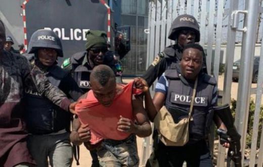 Armed robbers rescued by soldiers and police officers after getting trapped inside First Bank (video)