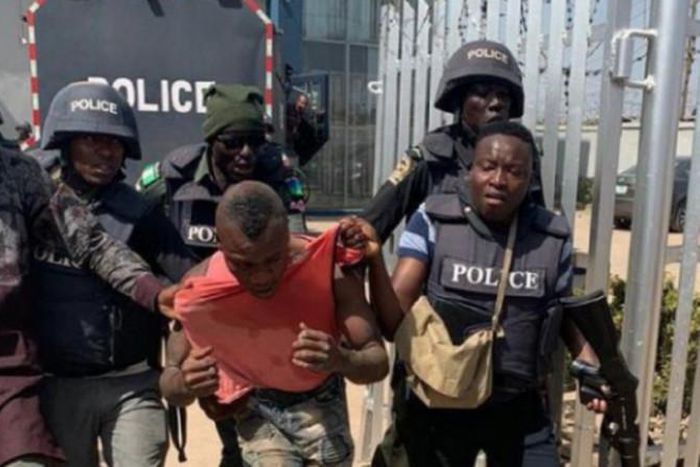 Armed robbers rescued by soldiers and police officers after getting trapped inside First Bank (video)