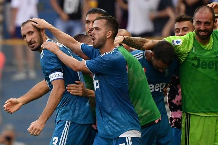 Giorgio Chiellini (L) scored the first goal of the Serie A season before suffering a knee injury.