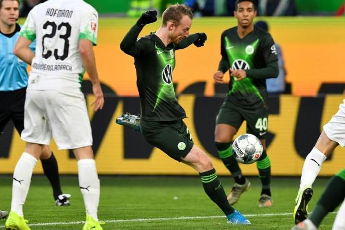 Maxi Arnold's 91st minute volley stopped Borussia Moenchengladbach from return to the top of the table