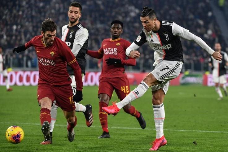 Juventus striker Cristiano Ronaldo (R) got the first goal of the night against Roma.